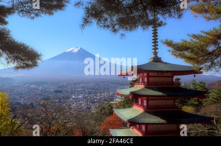 Yamanashi, Japon - novembre 17 2020 : vue du matin de la Pagode de Chureito et du Mont Fuji encadrée par une canopée automnale sous un ciel bleu Banque D'Images