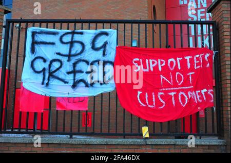 Bannières attachées à la clôture et aux portes du Liverpool football Club par des fans protestant contre l'intention des clubs de rejoindre une Super League européenne. Banque D'Images