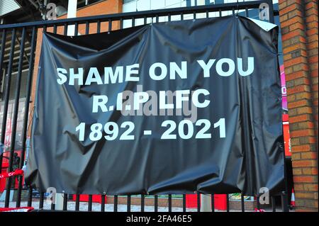 Bannières attachées à la clôture et aux portes du Liverpool football Club par des fans protestant contre l'intention des clubs de rejoindre une Super League européenne. Banque D'Images