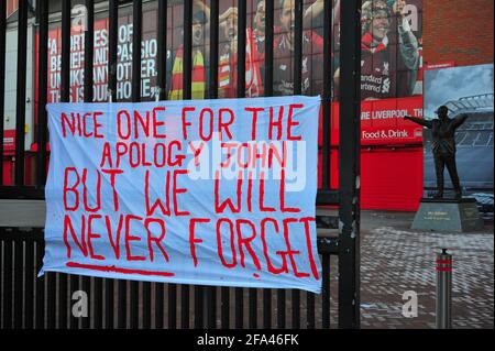 Bannières attachées à la clôture et aux portes du Liverpool football Club par des fans protestant contre l'intention des clubs de rejoindre une Super League européenne. Banque D'Images