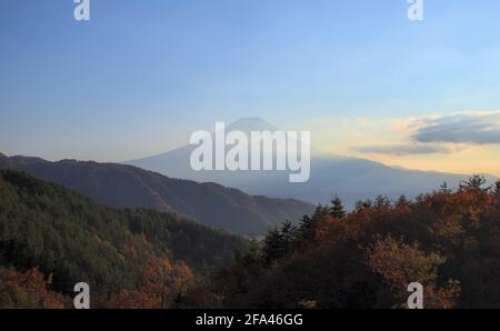Vue panoramique sur le Mont Fuji depuis l'arrière de quelques forêts montagnes en fin d'après-midi par une journée ensoleillée Banque D'Images