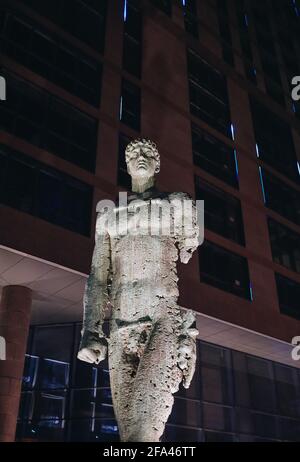 Dnipro, Ukraine - 04.02.2021: Atlant qui brise les fetters, nouveau monument moderne de sculpture en métal dans le centre-ville de Dnipropetrovsk à Yuzhnaya rue in Banque D'Images