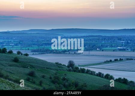 Vue sur le bord sud de Pewsey Vale dans la vallée en haut-défaut près de Pewsey, Wiltshire, North Wessex Downs AONB Banque D'Images