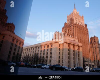Moscou, Russie. 22 avril 2021. Le bâtiment du Ministère des affaires étrangères de la Fédération de Russie est illuminé par le soleil couchant. Crédit : SOPA Images Limited/Alamy Live News Banque D'Images