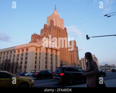 Moscou, Russie. 22 avril 2021. Le bâtiment du Ministère des affaires étrangères de la Fédération de Russie est illuminé par le soleil couchant. (Photo par Alexander Sayganov/SOPA Images/Sipa USA) crédit: SIPA USA/Alay Live News Banque D'Images