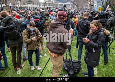 Minneapolis, Minnesota. Les gens regardent leurs téléphones, élèvent leurs poings et prennent des photos alors que le verdict de culpabilité est lu dans le Derek Chauvin tria Banque D'Images