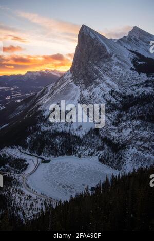 Une randonnée au lever du soleil sur l'extrémité est du mont Rundle à Canmore, au Canada, pendant l'hiver. Banque D'Images