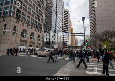 Minneapolis, Minnesota. Les rues du centre-ville de MPLS, devant le palais de justice du centre gouvernemental, regorgent de personnes qui célèbrent le verdict de culpabilité Banque D'Images