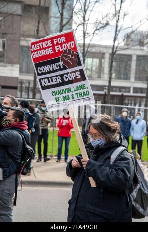 Minneapolis, Minnesota. Les rues du centre-ville de MPLS, devant le palais de justice du centre gouvernemental, regorgent de personnes qui célèbrent le verdict de culpabilité Banque D'Images