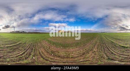 Panorama hdri sphérique entièrement sans couture vue angulaire à 360 degrés près dans un champ agricole près de l'hélice du moulin à vent en projection équirectangulaire, contenu VR AR. Banque D'Images