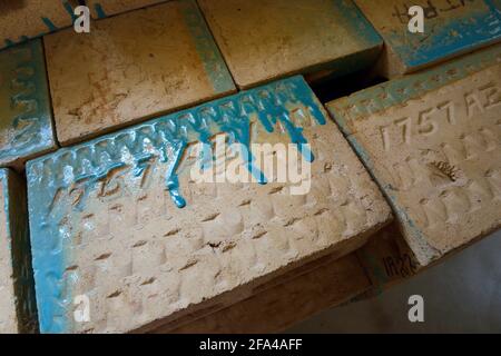 Carreaux glacés entreposés dans le sous-sol du château de Scotty, dans la vallée de la mort, en Californie Banque D'Images