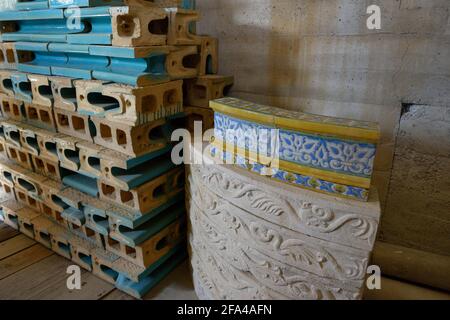 Carreaux glacés entreposés dans le sous-sol du château de Scotty, dans la vallée de la mort, en Californie Banque D'Images