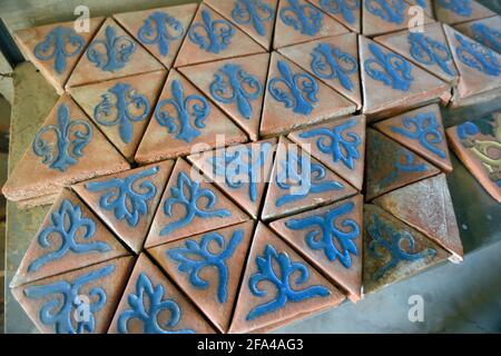 Carrelage en céramique émaillée entreposé dans le sous-sol du château de Scotty, dans la vallée de la mort, en Californie Banque D'Images