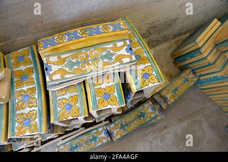 Carreaux glacés entreposés dans le sous-sol du château de Scotty, dans la vallée de la mort, en Californie Banque D'Images