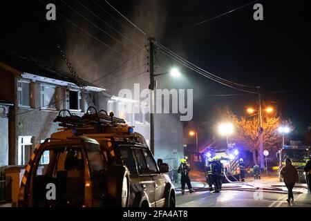 Athlone, Westmeath, Irlande. 22 avril 2021. Trois maisons ont été incendiés ce soir. Les feux auraient été déclenchés par des squatters à St. Mary's Terrace, à Athlone. Un certain nombre d'appareils ont été envoyés sur les lieux et ont rapidement éteint l'incendie. Les voisins ont été évacués vers la sécurité. La brigade des pompiers d'Athlone, l'Athlone Gardaí, ESB Networks et le maire Franky Keena étaient présents sur les lieux. Crédit: Eoin Healy/Alamy Live News Banque D'Images