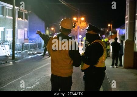 Athlone, Westmeath, Irlande. 22 avril 2021. Trois maisons ont été incendiés ce soir. Les feux auraient été déclenchés par des squatters à St. Mary's Terrace, à Athlone. Un certain nombre d'appareils ont été envoyés sur les lieux et ont rapidement éteint l'incendie. Les voisins ont été évacués vers la sécurité. La brigade des pompiers d'Athlone, l'Athlone Gardaí, ESB Networks et le maire Franky Keena étaient présents sur les lieux. Crédit: Eoin Healy/Alamy Live News Banque D'Images