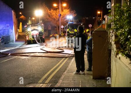 Athlone, Westmeath, Irlande. 22 avril 2021. Trois maisons ont été incendiés ce soir. Les feux auraient été déclenchés par des squatters à St. Mary's Terrace, à Athlone. Un certain nombre d'appareils ont été envoyés sur les lieux et ont rapidement éteint l'incendie. Les voisins ont été évacués vers la sécurité. La brigade des pompiers d'Athlone, l'Athlone Gardaí, ESB Networks et le maire Franky Keena étaient présents sur les lieux. Crédit: Eoin Healy/Alamy Live News Banque D'Images