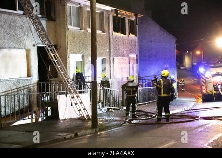 Athlone, Westmeath, Irlande. 22 avril 2021. Trois maisons ont été incendiés ce soir. Les feux auraient été déclenchés par des squatters à St. Mary's Terrace, à Athlone. Un certain nombre d'appareils ont été envoyés sur les lieux et ont rapidement éteint l'incendie. Les voisins ont été évacués vers la sécurité. La brigade des pompiers d'Athlone, l'Athlone Gardaí, ESB Networks et le maire Franky Keena étaient présents sur les lieux. Crédit: Eoin Healy/Alamy Live News Banque D'Images