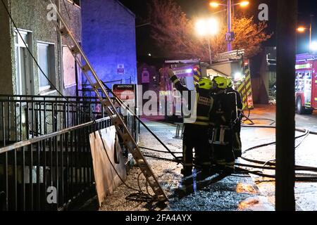 Athlone, Westmeath, Irlande. 22 avril 2021. Trois maisons ont été incendiés ce soir. Les feux auraient été déclenchés par des squatters à St. Mary's Terrace, à Athlone. Un certain nombre d'appareils ont été envoyés sur les lieux et ont rapidement éteint l'incendie. Les voisins ont été évacués vers la sécurité. La brigade des pompiers d'Athlone, l'Athlone Gardaí, ESB Networks et le maire Franky Keena étaient présents sur les lieux. Crédit: Eoin Healy/Alamy Live News Banque D'Images