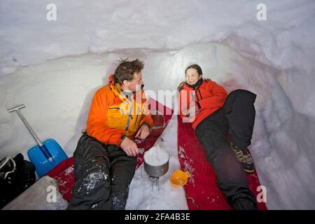 Couple de fonte de neige pour cuisiner dans un abri à neige en Islande Banque D'Images