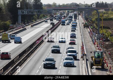 Dorney, Royaume-Uni. 22 avril 2021. Les œuvres de Highways England pour convertir la M4 en « autoroute intelligente » sont illustrées près de la sortie 7. Le gouvernement a annoncé que toutes les futures autoroutes « toutes voies », y compris celles de la M4 en cours de construction, auront besoin de la technologie radar pour détecter les voitures à l'arrêt. Crédit : Mark Kerrison/Alamy Live News Banque D'Images