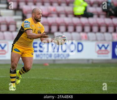 Wigan, Royaume-Uni. 22 avril 2021. Paul McShane (9) de Castleford Tigers passe la balle à Wigan, au Royaume-Uni, le 4/22/2021. (Photo de Simon Whitehead/News Images/Sipa USA) crédit: SIPA USA/Alay Live News Banque D'Images