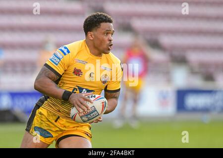 Wigan, Royaume-Uni. 22 avril 2021. Jordan Turner (25) de Castleford Tigers court avec le ballon à Wigan, au Royaume-Uni, le 4/22/2021. (Photo de Simon Whitehead/News Images/Sipa USA) crédit: SIPA USA/Alay Live News Banque D'Images