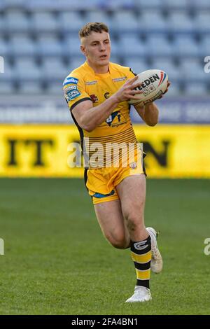 Wigan, Royaume-Uni. 22 avril 2021. Jake Trueman (6) de Castleford Tigers avec le ballon à Wigan, Royaume-Uni, le 4/22/2021. (Photo de Simon Whitehead/News Images/Sipa USA) crédit: SIPA USA/Alay Live News Banque D'Images