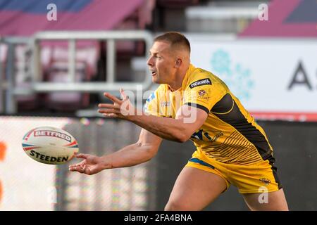 Wigan, Royaume-Uni. 22 avril 2021. Greg Eden (23) de Castleford Tigers passe la balle à Wigan, au Royaume-Uni, le 4/22/2021. (Photo de Simon Whitehead/News Images/Sipa USA) crédit: SIPA USA/Alay Live News Banque D'Images