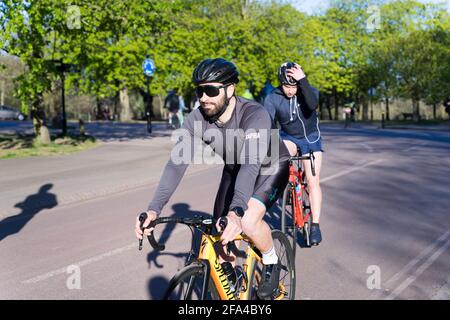 Deux cyclistes s'entraîner à London greenwich Park, exercice en plein air, garder la forme, Angleterre Banque D'Images