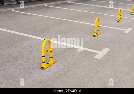 places de parking privées en face du bâtiment résidentiel Banque D'Images