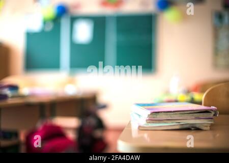 Vider la salle de classe avec le tableau blanc de l'école. Concept d'éducation sans étudiants en raison du virus corona COVID-19. Banque D'Images