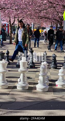 Un groupe de personnes jouant aux échecs dans la rue dans un parc . Photo de haute qualité Banque D'Images