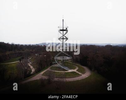 Vue panoramique aérienne de la tour d'observation en acier de l'architecture moderne Killesberg À Stuttgart Baden Wurttemberg Allemagne Europe Banque D'Images