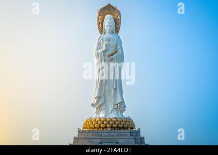 Belle vue de l'avant de 108 m de haut Guanyin du Sud Statue de la mer du bouddhisme Nanshan parc culturel temple au lever du soleil À Sanya dans l'île de Hainan Chine Banque D'Images