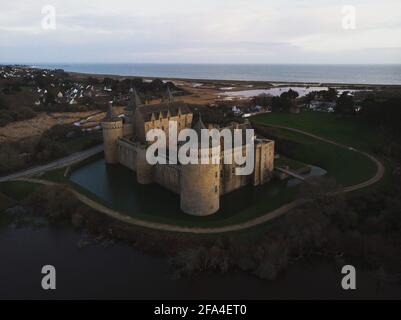 Panorama aérien du château d'eau médiéval du Moyen âge Château de Suscinio à Sarzeau Morbihan, Bretagne France Europe Banque D'Images