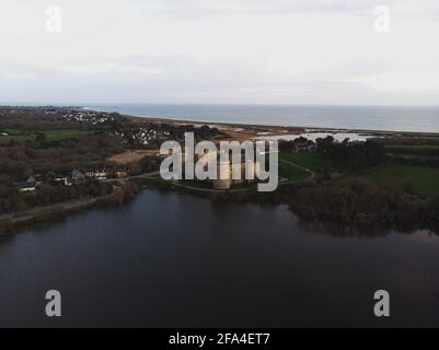 Panorama aérien du château d'eau médiéval du Moyen âge Château de Suscinio à Sarzeau Morbihan, Bretagne France Europe Banque D'Images