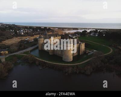 Panorama aérien du château d'eau médiéval du Moyen âge Château de Suscinio à Sarzeau Morbihan, Bretagne France Europe Banque D'Images