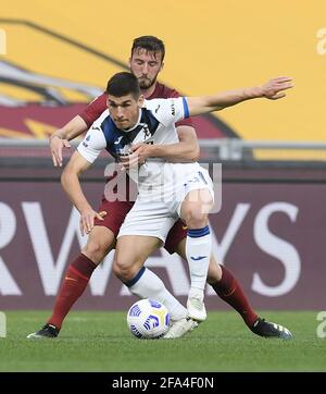 Rome, Italie. 22 avril 2021. Ruslan Malinovskyi d'Atalanta (devant) vit avec Bryan Cristante de Roma lors d'un match de football entre Roma et Atalanta à Rome, Italie, le 22 avril 2021. Credit: Augusto Casasoli/Xinhua/Alamy Live News Banque D'Images