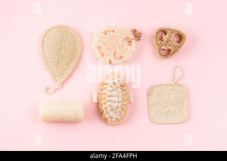 Produits d'hygiène naturels, masseur anti cellulite en bois, éponge loofah, écologique, produit zéro déchet. Banque D'Images
