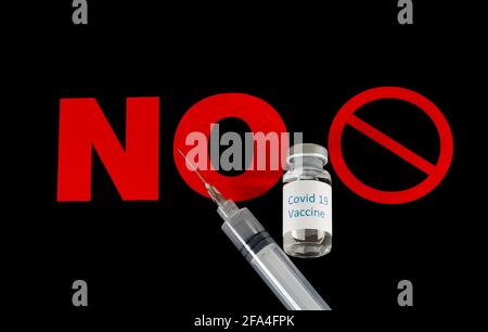 Flacons de vaccin Covid-19 avec aiguille hypodermique sur un SIGNE DE NON pour indiquer l'anti-vaccin Banque D'Images