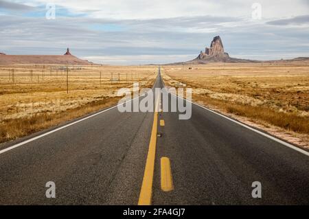 Monument Valley es un parque nacional manejado por la Nacion Navajo, donde se encuentran más de 100 sitios con vestigios de los Anasazi, como falaise dw Banque D'Images