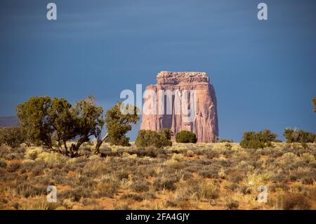 Monument Valley es un parque nacional manejado por la Nacion Navajo, donde se encuentran más de 100 sitios con vestigios de los Anasazi, como falaise dw Banque D'Images