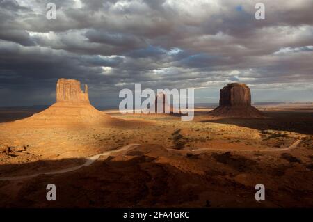 Monument Valley es un parque nacional manejado por la Nacion Navajo, donde se encuentran más de 100 sitios con vestigios de los Anasazi, como falaise dw Banque D'Images