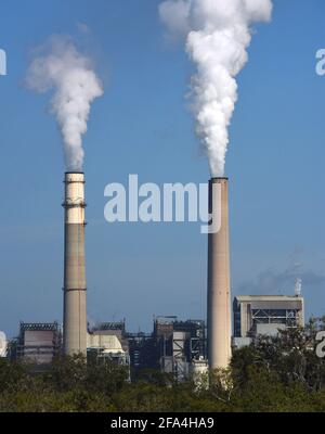 Apollo Beach, États-Unis. 09e février 2021. Des cheminées à panneaux sont visibles à la centrale électrique de Tampa Electric Big Bend, une installation composée de quatre centrales au charbon, dont deux devraient être retirées d'ici 2023 et remplacées par des centrales au gaz naturel. En janvier 2021, Tampa Electric a annoncé son intention de doubler le nombre de foyers alimentés par l'énergie solaire en ajoutant quatre projets solaires d'ici la fin de 2021 qui produiront suffisamment d'énergie pour alimenter 200,000 foyers de Floride. (Photo de Paul Hennessy/SOPA Images/Sipa USA) crédit: SIPA USA/Alay Live News Banque D'Images