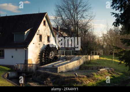 Umkirch, Allemagne - 24 décembre 2014 : vue du matin d'une maison avec moulin à eau dans la ville d'Umkirch, Allemagne. Banque D'Images