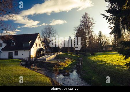 Umkirch, Allemagne - 24 décembre 2014 : vue du matin d'une maison avec moulin à eau dans la ville d'Umkirch, Allemagne. Banque D'Images