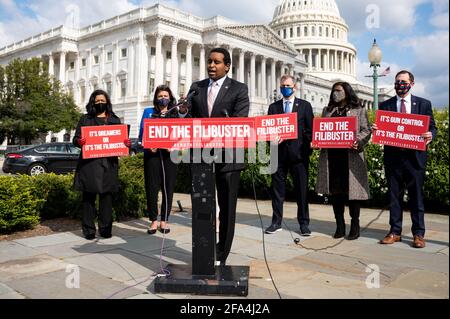 Washington, États-Unis. 22 avril 2021. Le représentant américain Joe Neguse (D-CO) prend la parole lors d'une conférence de presse sur la fin de l'obstruction parlementaire du Sénat. Crédit : SOPA Images Limited/Alamy Live News Banque D'Images