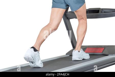 Gros plan sur les jambes d'un homme portant des chaussures de sport sur un tapis roulant Banque D'Images