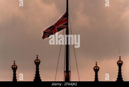 PRINCESSE DIANA MORT 31 AOÛT 1997THE DRAPEAU DE L'UNION À MI-MÂT AU-DESSUS DU PALAIS DE WESTMINSTER, LONDRES. Banque D'Images